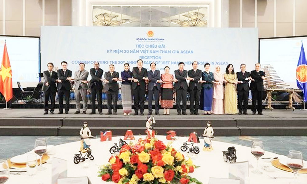 Vietnam hosts reception in celebration of 30-year ASEAN membership